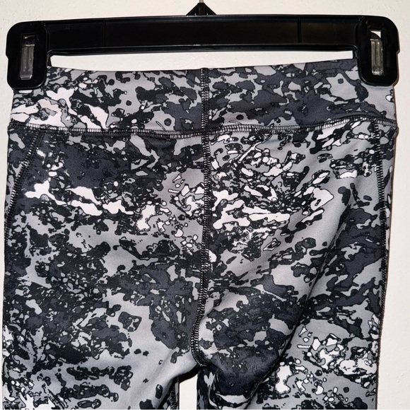 Athleta Girl Chit Chat Capri Leggings and Under Armour Leggings Size Large 12 - Picture 15 of 16